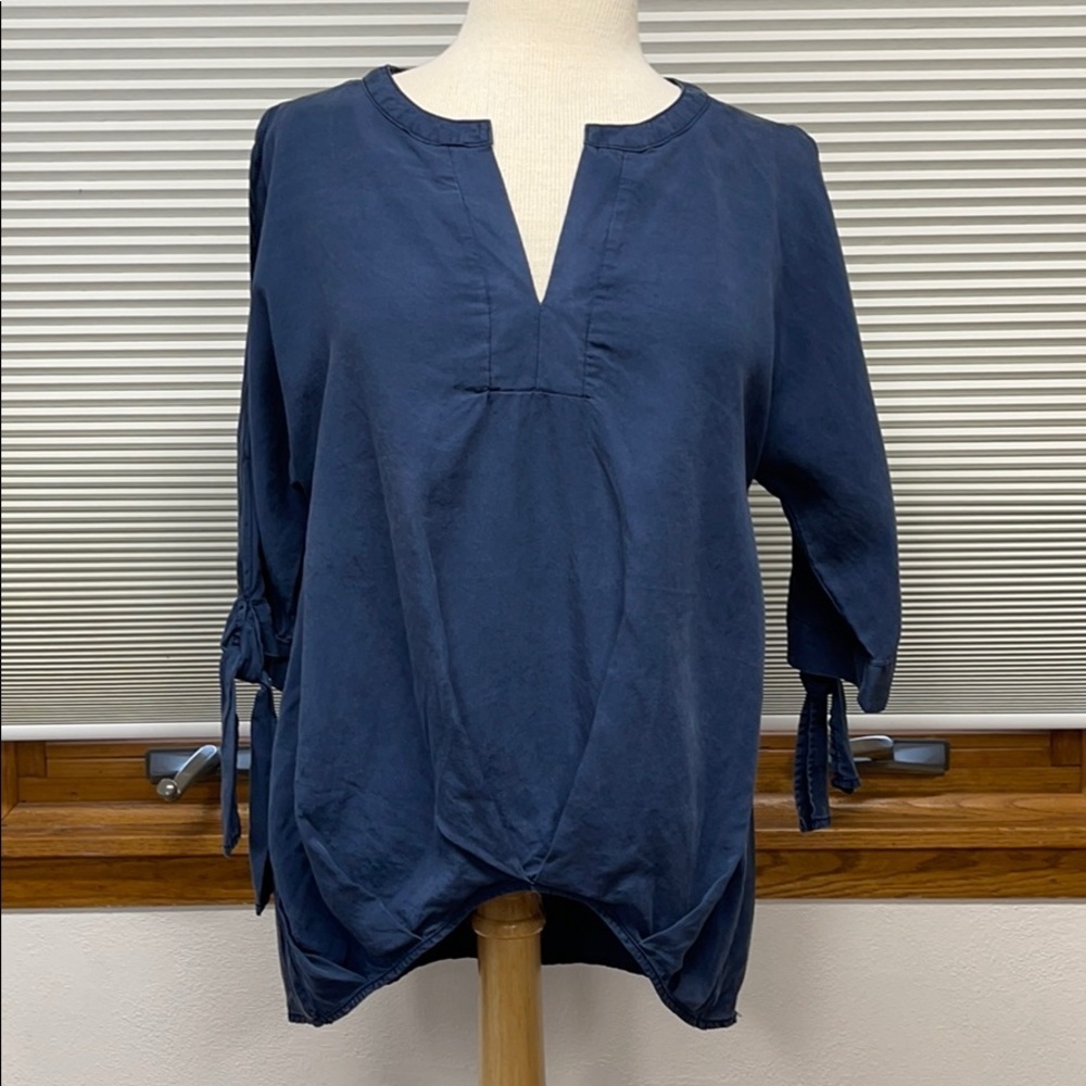 Francesca’s Dina Be NWT Navy Blue cold shoulder shirt Small